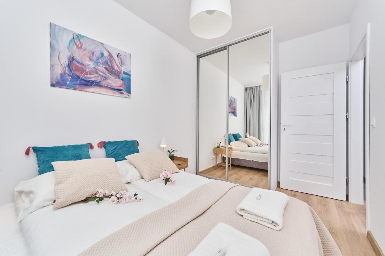 Apartment Wichrowa With Free Garage Wroclaw By Noclegi Renters Екстериор снимка
