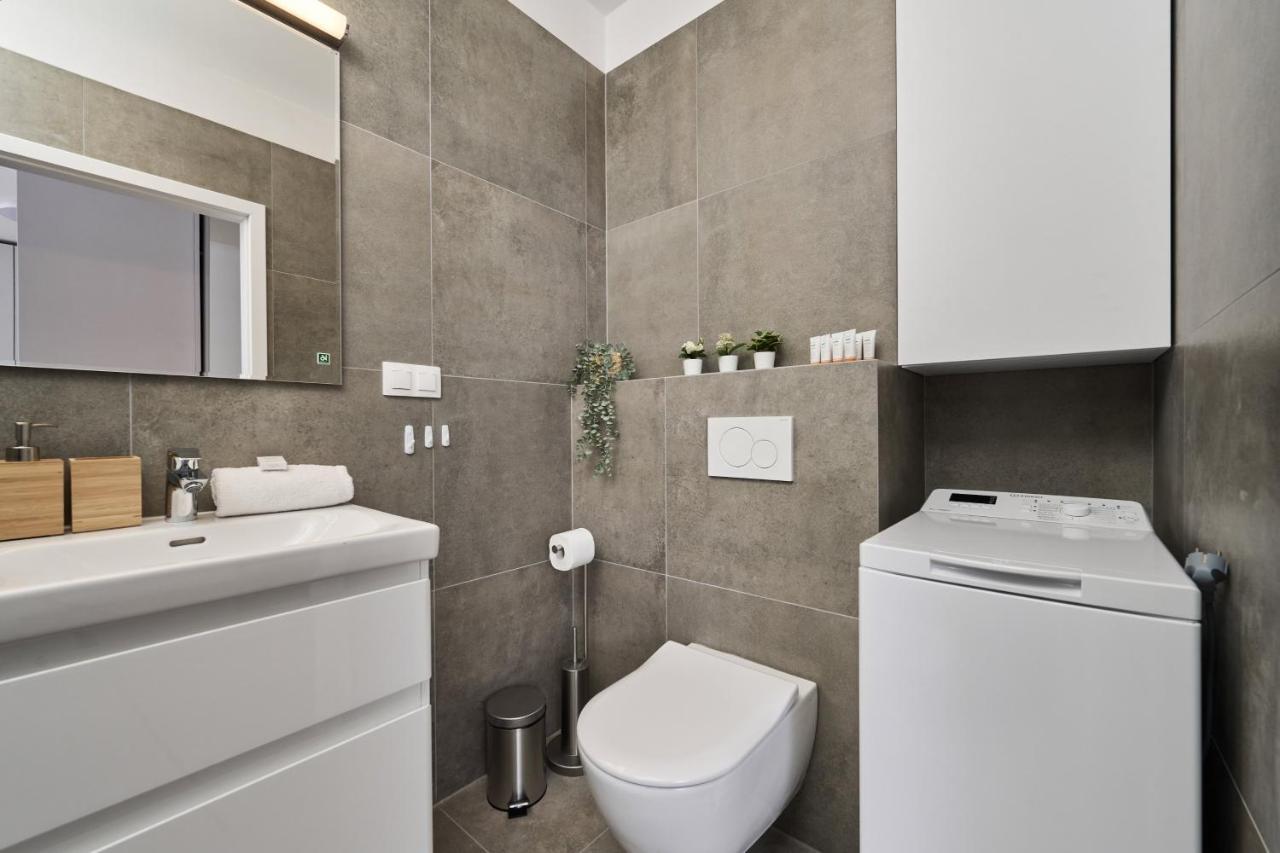 Apartment Wichrowa With Free Garage Wroclaw By Noclegi Renters Екстериор снимка