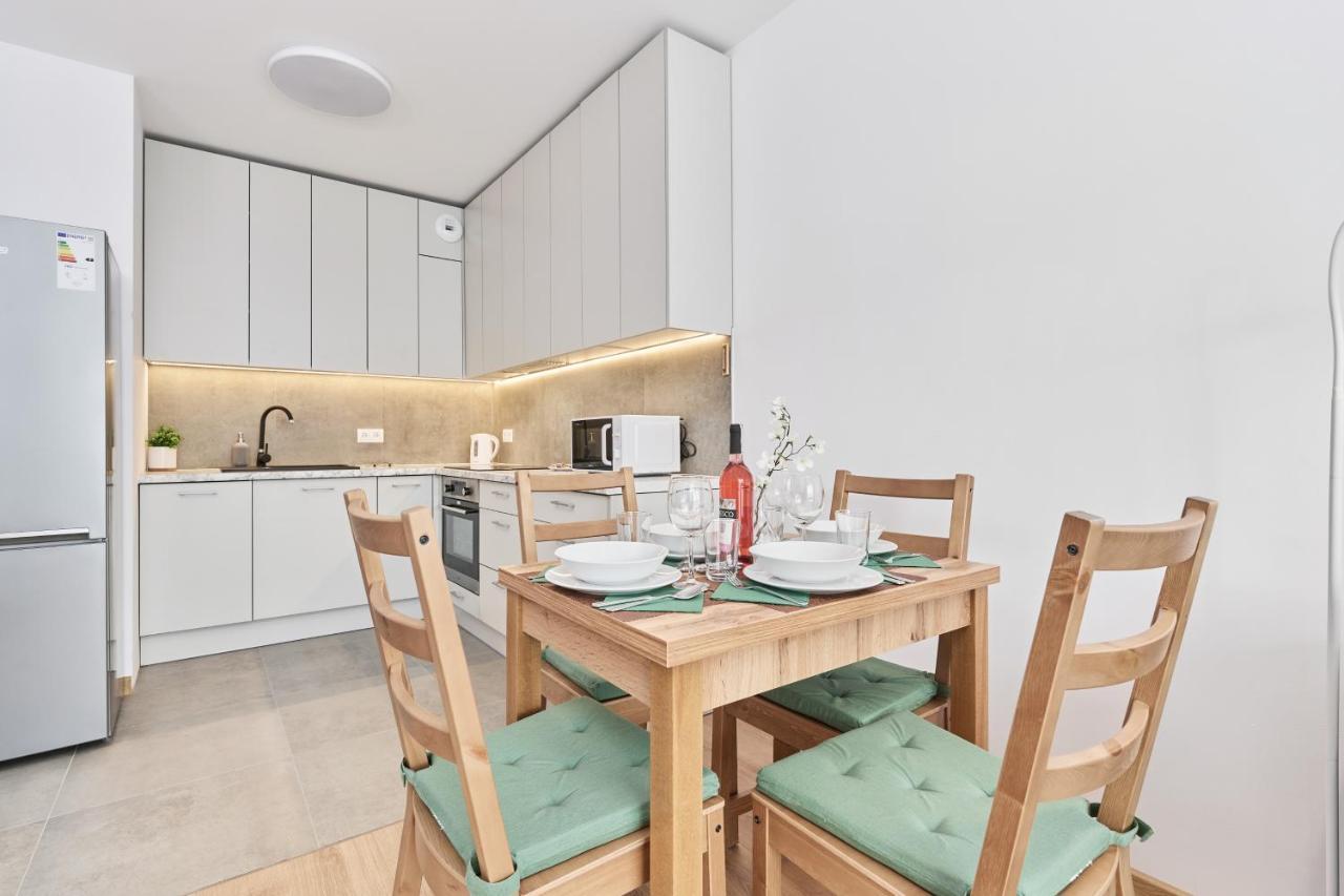 Apartment Wichrowa With Free Garage Wroclaw By Noclegi Renters Екстериор снимка